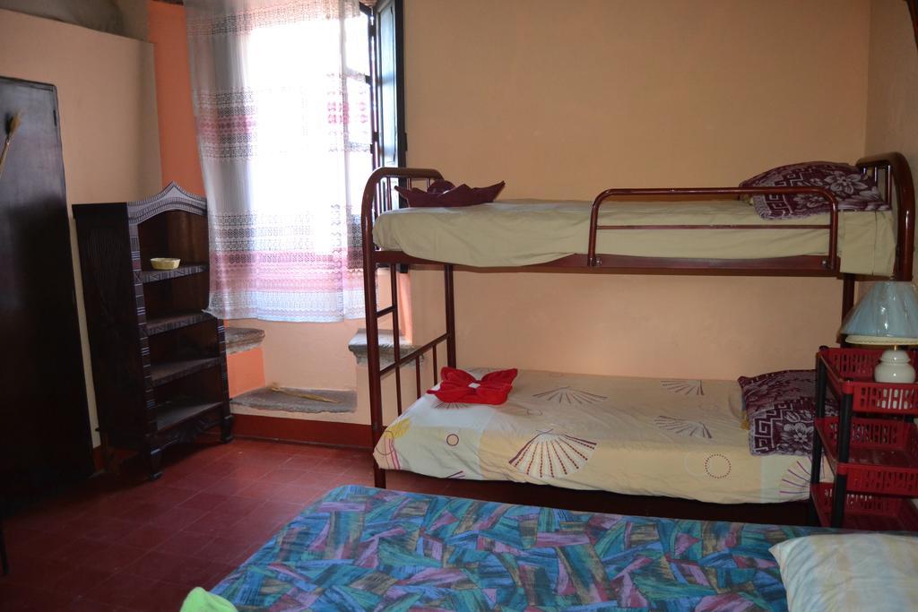 Hostal Morenos Antigua ภายนอก รูปภาพ